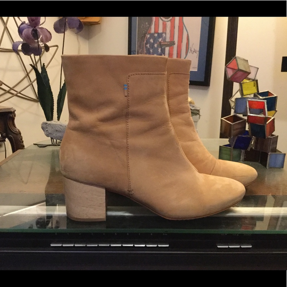 TOMS EVIE HONEY NUBUCK ANKLE BOOTIES 9.5